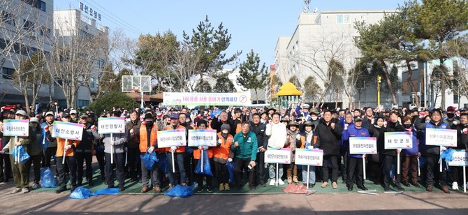 가세로 군수는 지난 6일 '2025년 태안방문의 해'를 맞아 관내 기관·단체들과 환경정화 활동을 개최 후 단체 기념촬영을 하고 있다. ⓒ 태안군