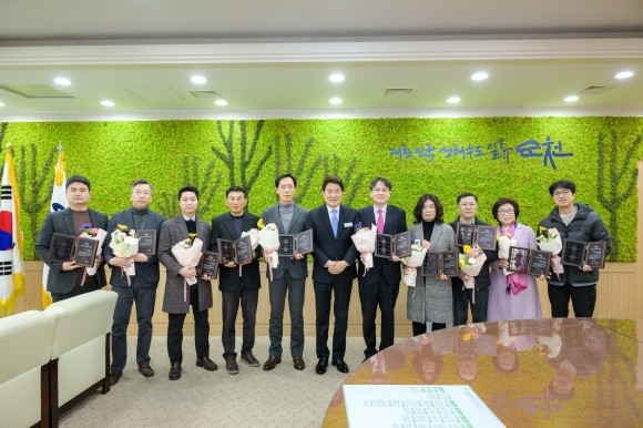 순천시가 제59회 '납세자의 날' 맞아 유공납세자들에게 인증패를 수여했다. ⓒ 순천시