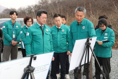 정인화 시장이 봉강면 신촌마을 상수도 공급 및 오수관로 연장 건의 현장인 신촌마을 질매재 계곡 인근을 찾아 점검하고 있다. ⓒ 광양시