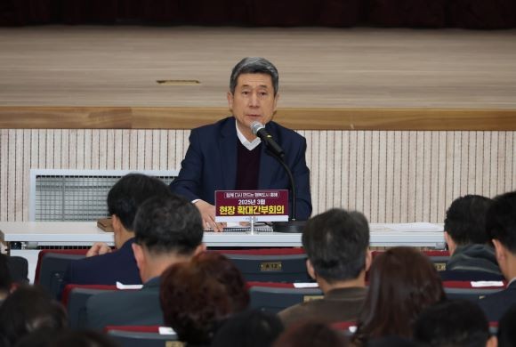 이강덕 시장이 10일 흥해포은도서관에서 현장 확대간부회의를 주재하며 미래가 달려 있는 도시 경쟁력 확보를 위해 맡은 바 업무에 매진해 줄 것을 당부하고 있다. ⓒ 포항시