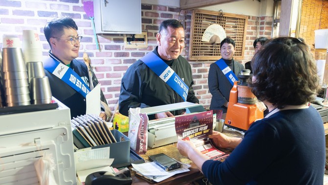 최원철 시장이 지난 8일 공주청년회의소가 주관하는 딥페이크 예방 캠페인을 실시하고 있다. ⓒ 공주시