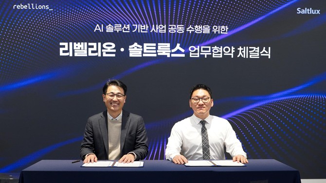 (왼쪽부터) 이경일 솔트룩스 대표, 박성현 리벨리온 대표. ⓒ 솔트룩스