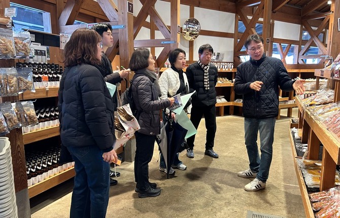 하동군 인구정책팀이 일본 가와바마을을 방문하고 있다. ⓒ 하동군