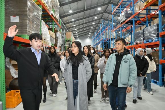 영덕군이 2024년 초청한 유학생들이 관내 기업을 탐방하고 있다. ⓒ 영덕군