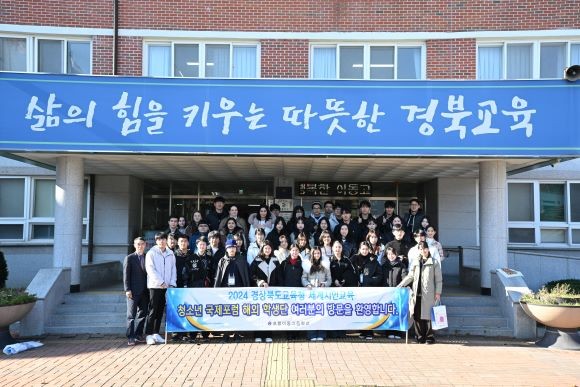 지난 2024년 우즈베키스탄 방문단이 포항이동고등학교를 방문해 기념촬영을 했다. ⓒ 경북교육청