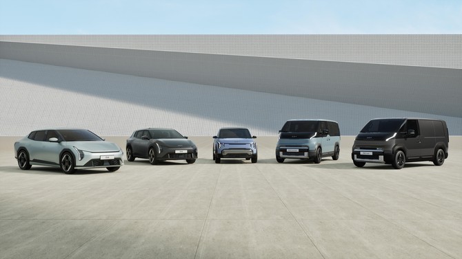 왼쪽부터 EV4 세단, EV4 해치백, 콘셉트 EV2, PV5 패신저, PV5 카고. ⓒ 기아