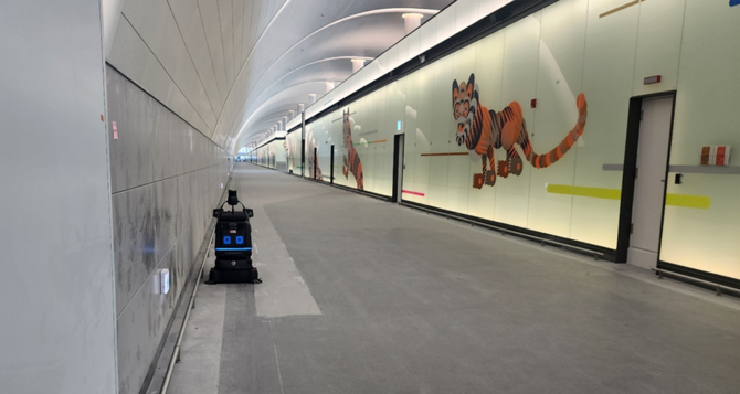 인천공항 제2여객터미널에서 운영중인 클로봇 습식청소로봇, ⓒ 클로봇