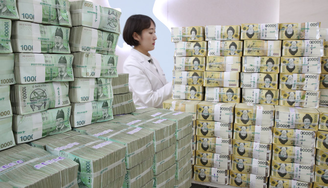 정기예금 금리 하락 등으로 투자대기성 자금이 늘어나며 시중에 풀린 통화량이 20개월째 늘었다. ⓒ 연합뉴스