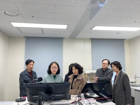 온라인학교 스튜디오를 점검하고 있는 이윤화 교육국장. ⓒ 경북교육청