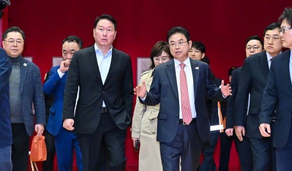 이철우 경북도지사는 지난 17일 2025 APEC 경제행사 준비 상황 점검차 경주를 방문한 최태원 대한상공회의소 회장과 함께 APEC 경제행사 후보지 현장을 점검했다. ⓒ 경북도