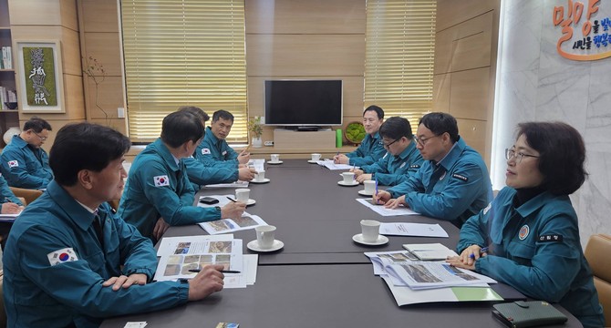 이미라 산림청 차장(오른쪽 첫번째)이 안병구 밀양시장(왼쪽 첫번째)과 소나무재선충병 특별방제구역 총력방제를 위한 대책을 논의하고 있다. ⓒ 산림청