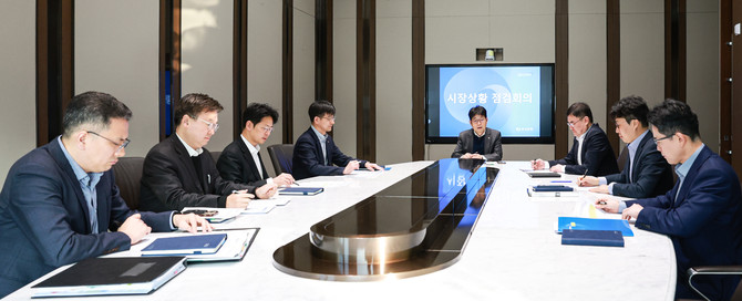 유상대 한국은행 부총재(가운데)가 20일 오전 서울 중구 한국은행 본관 16층에서 개최된 '시장상황 점검회의'에서 발언하고 있다. ⓒ 한국은행