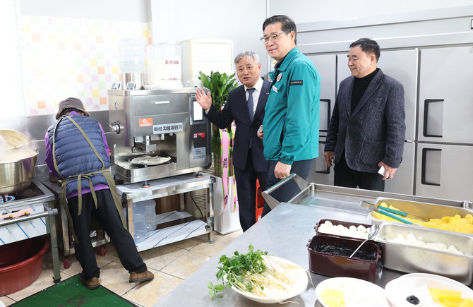진병영 함양군수가 청춘 산삼 짜장 주방을 둘러보고 있다. ⓒ 프라임경제