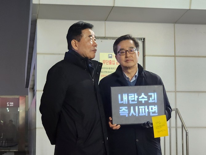 20일 저녁 동탄역에서 퇴근길 1인시위를 이어가던 김동연 경기도지사가 김진표 전 의장의 격려를 듣고 있다. ⓒ 박비주안 기자