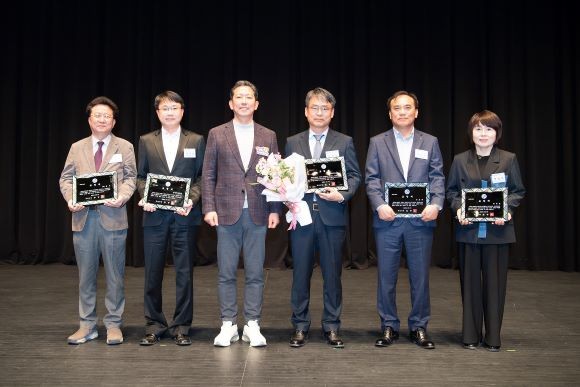 구미시는 지난 1일 문화예술회관 대공연장에서 2025년도 성실납세 유공자 3개 법인과 개인 3명에게 시장 표창을 수여했다. ⓒ 구미시