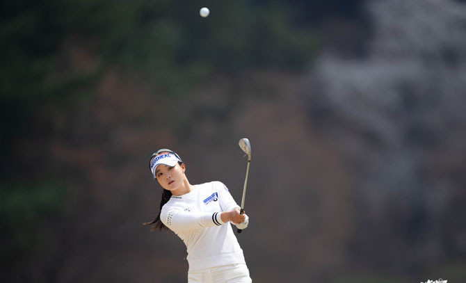 정지효가 두산건설 We've 챔피언십 2R 9번홀에서 칩샷을 하고 있다. ⓒ KLPGA