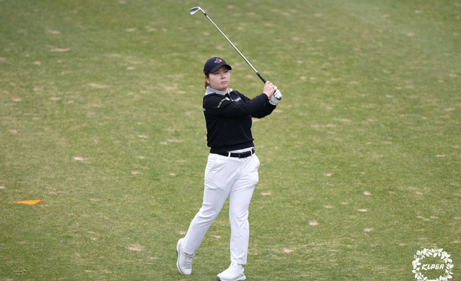 홍정민이 두산건설 We've 챔피언십 3R 1번홀에서 아이언샷을 하고 있다. ⓒ KLPGA