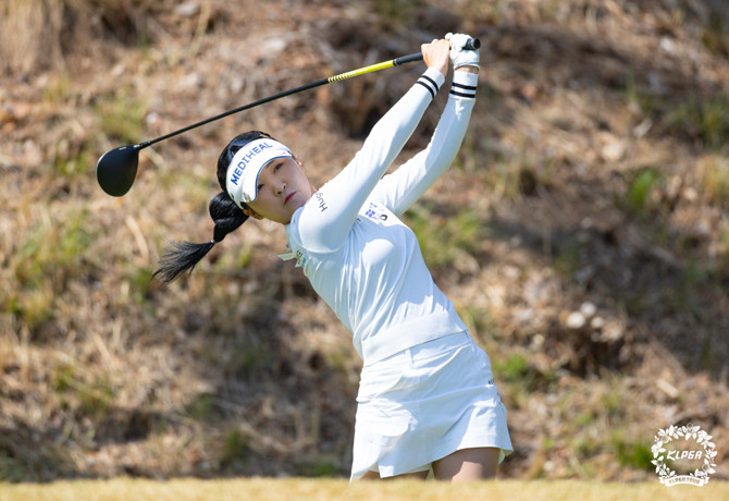 이예원이 두산위브 챔피언십에서 2번째 우승컵을 거머쥐었다. ⓒ KLPGA