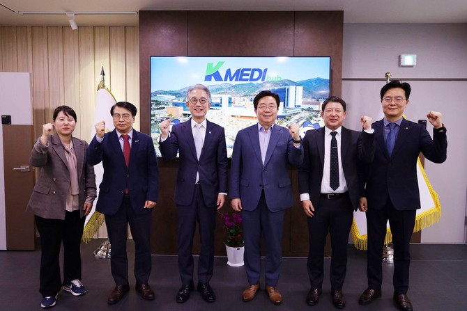 심기봉 덴티스 대표이사(좌측부터 네번째)와 박구선 케이메디허브 이사장(좌측부터 세번째)가 동종치아 골이식재 사업을 위해 협력하기로 했다. ⓒ 덴티스