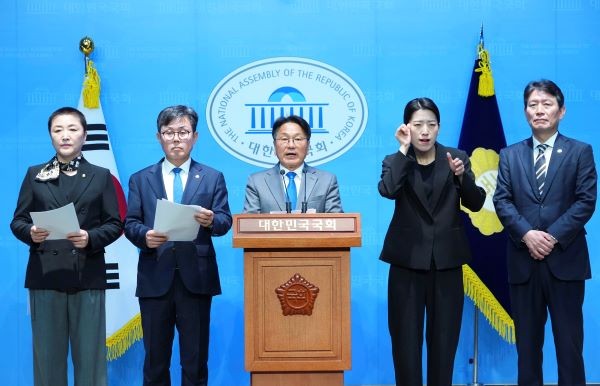 강기정 광주광역시장이 10일 오전 서울 국회 소통관에서 조인철·안도걸·전진숙 국회의원과 함께 AI관련 예산확보 기자회견을 하고 있다. ⓒ 광주광역시