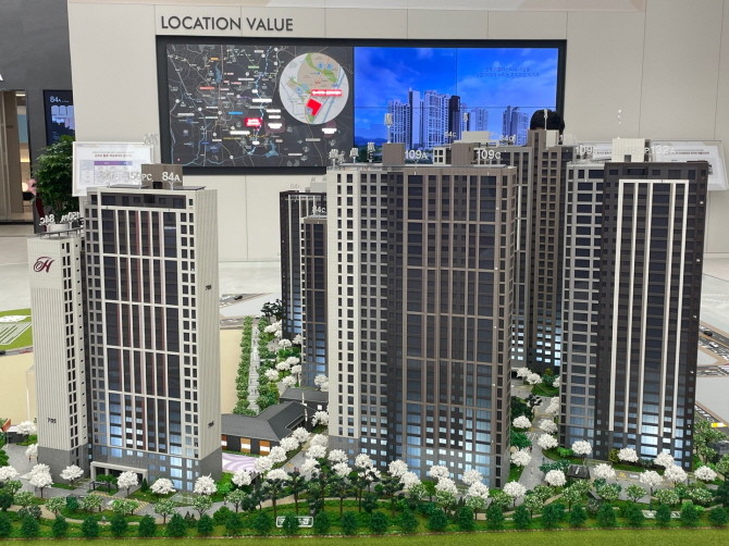 '힐스테이트 용인마크밸리' 견본주택 내부에 마련된 대형모형도. = 박선린 기자