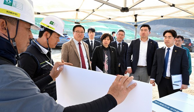 지난 11일 세종시 주요 시설 및 추진 중인 사업 현장을 방문해 운영현황과 향후 개선 방향을 점검하고 있다. ⓒ 의회사무국