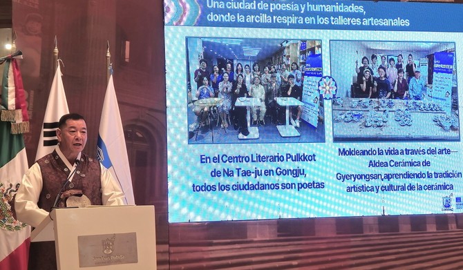 지난 13일 열린 '한국 학습도시 시장단 특별 세미나'에서는 최원철 시장이 직접 공주시의 평생학습 우수사례를 발표하고 있다. ⓒ 공주시