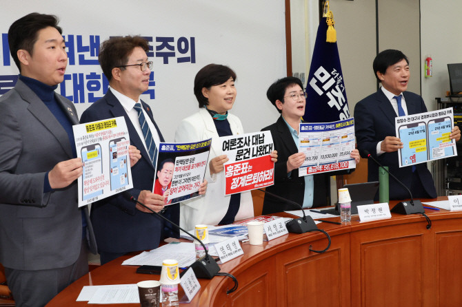 15일 서울 여의도 국회에서 열린 더불어민주당 명태균게이트 진상조사단 긴급 기자간담회에서 단장을 맡은 서영교 의원 등 참석자들이 국민의힘 대선주자인 홍준표 전 대구시장의 정계 은퇴를 촉구하며 구호를 외치고 있다. 왼쪽부터 김용만, 염태영, 서영교, 박정현, 이성윤 의원. ⓒ 연합뉴스