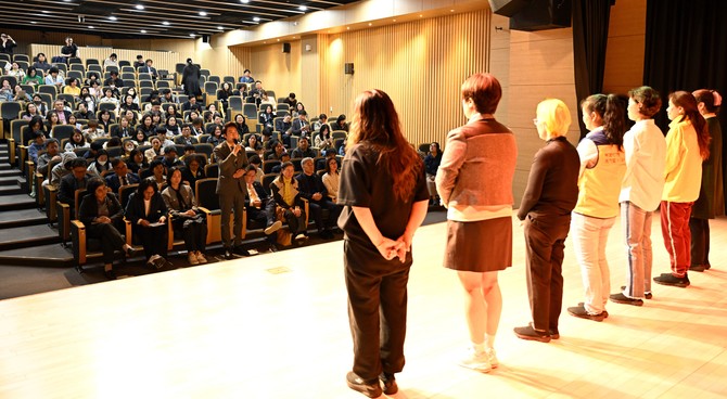 임채성 의장이 지난 14일에는 단원고 희생자 유가족들로 구성된 4·16 가족극단 '노란리본'의 기획공연 '연속, 극'을 관람하고 깊은 위로를 전했다. ⓒ 의회사무국