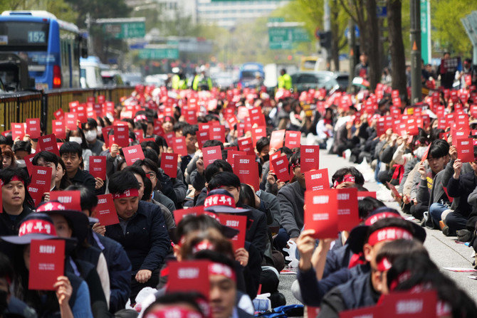 16일 서울 을지로 IBK기업은행 본점 앞에서 기업은행 노조가 '임단투 필승 및 조직 사수 전조합원 결의대회'를 열고 김성태 행장을 비롯한 경영진의 사퇴를 요구했다. ⓒ 기업은행 노동조합