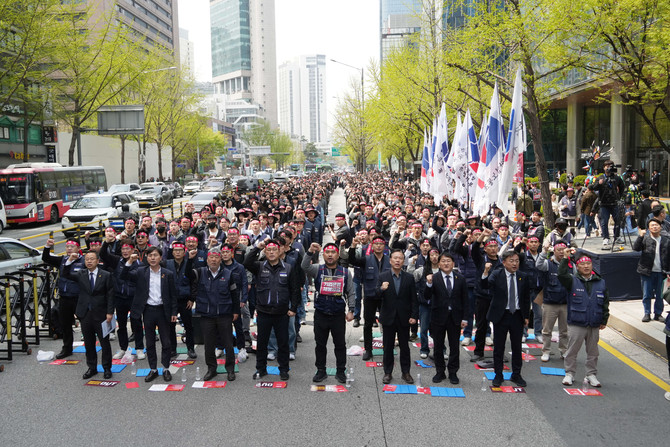 16일 서울 을지로 IBK기업은행 본점 앞에서 기업은행 노조가 '임단투 필승 및 조직 사수 전조합원 결의대회'를 열고 있다. ⓒ 기업은행 노동조합
