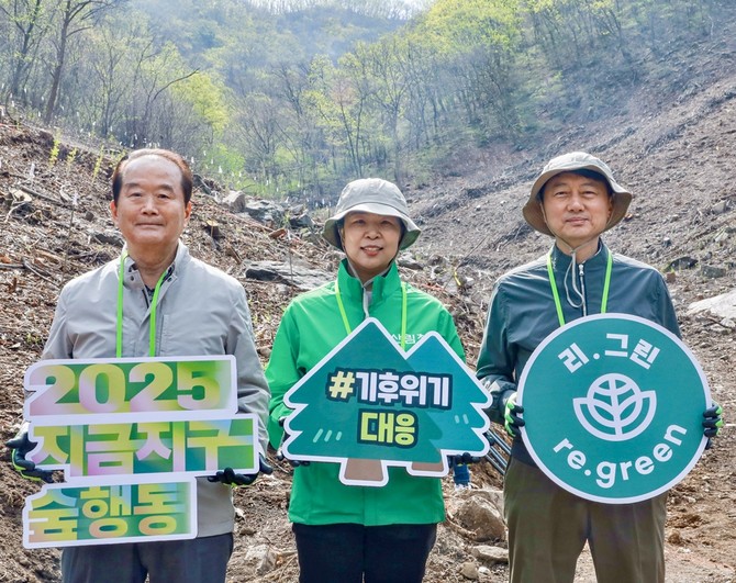 17일 경기도 용인시 처인구 이동읍 묵리 '제2호 현대백화점그룹 탄소중립의 숲'에서 (왼쪽부터) △허상만 사단법인 생명의숲 이사장 △강혜영 북부지방산림청장 △장호진 현대지에프홀딩스 사장이 기념 사진을 촬영하고 있다. ⓒ 현대백화점