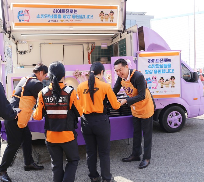 지난 16일 전남 목포소방서에서 김인규 하이트진로 대표(오른쪽)가 소방공무원들에게 간식을 직접 전달하고 있다. ⓒ 하이트진로