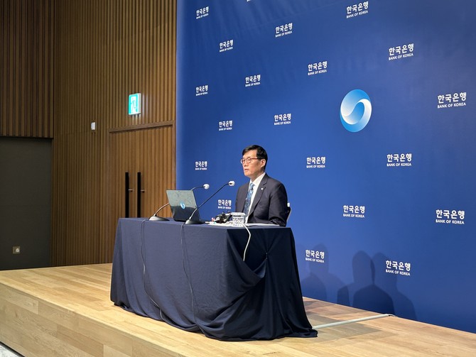 이창용 한국은행 총재가 17일 서울 중구 한국은행 본관에서 열린 금융통화위원회 본회의를 마친 후 통화정책방향 기자 간담회를 열고 취재진의 질문에 답하고 있다. = 박대연 기자