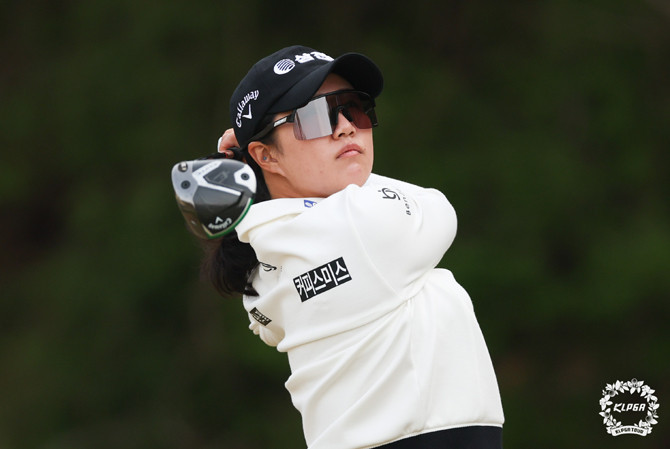 마다솜이 전반 11번 홀에서 티샷을하고 있다. ⓒ KLPGA