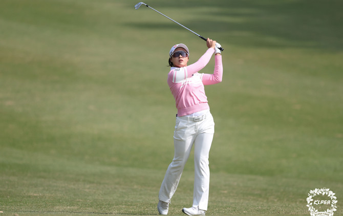 김민주가 '넥센세인트나인 마스터즈 2025' 1라운드 12번홀에서 아이언샷을 하고 있다. ⓒ KLPGA