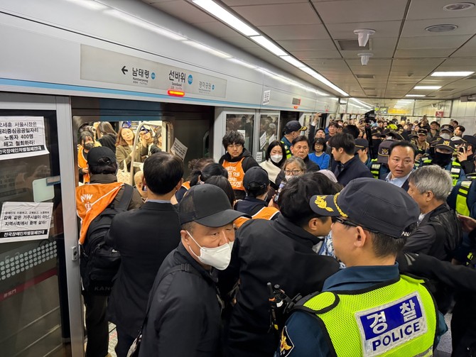 4호선 선바위역은 출근길 지각을 우려하는 일반 승객들과 경찰, 시위 참가자들로 아수라장이 됐다. = 김우람 기자