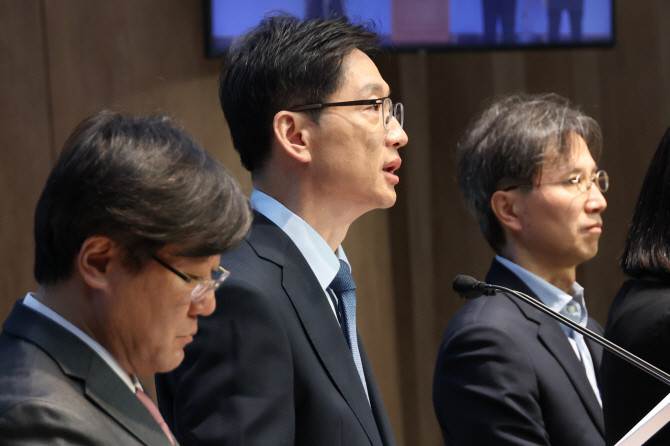 김경수 더불어민주당 대선 경선 후보가 21일 서울 여의도 국회 소통관에서 교육·사회·정치·외교·안보·국방 분야 정책 공약을 발표하고 있다. ⓒ 연합뉴스