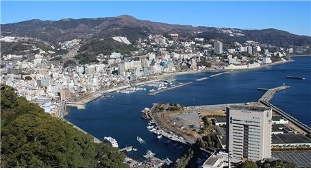 이즈반도 온천 도시 아타미 전경. © 위키피디아 재팬