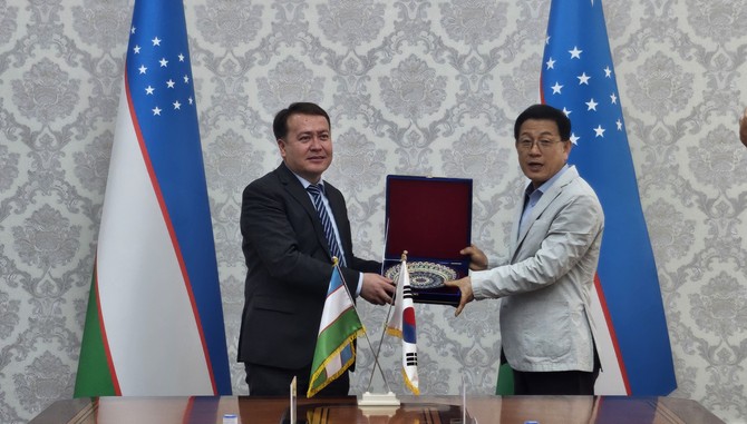 지난 23일 우즈베키스탄 수도 타슈켄트와 우호교류 지역인 페르가나주를 실무 방문 후 기념촬영을 하고 있다. ⓒ 충남도