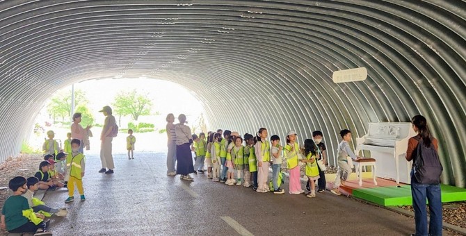 한뜰마을 3단지에서 호수공원으로 이어지는 지하터널에 '호수 위의 피아노'를 설치·운영한다. ⓒ 세종시