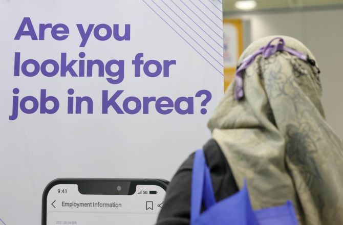 한 외국인이 서울 강남구 코엑스에서 열린 외국인 유학생 채용 박람회 부스를 보고 있다. ⓒ 연합뉴스