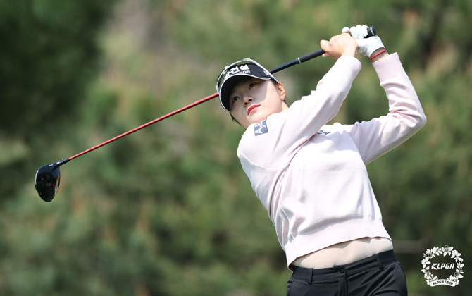 키 177㎝의 최장신 김민선7이 덕신EPC 2라운드 대회에서 5언더파를 적어내며 단독 선두로 올라섰다. ⓒ KLPGA