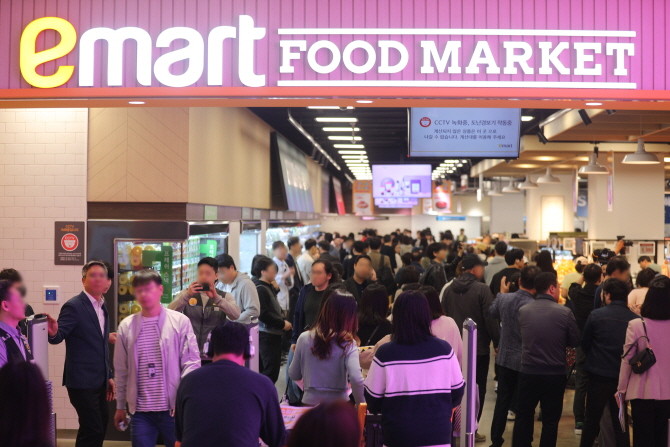 지난 17일 이마트 푸드마켓 고덕점 오픈과 함께 북적이는 매장. © 이마트