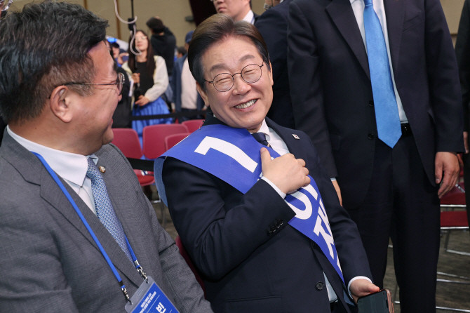 이재명 더불어민주당 대선 경선 후보가 26일 광주 서구 김대중컨벤션센터에서 열린 '제21대 대통령선거 후보자 선출을 위한 호남권 합동연설회'가 끝난 후 미소를 짓고 있다. ⓒ 연합뉴스