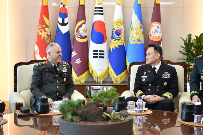 김명수 합참의장과 메틴 규락 튀르키예 총사령관이 군사협력을 논의하고 있다. ⓒ 국방부