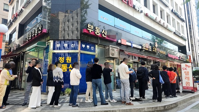 28일 오전 10시 40분께 서울 여의도의 한 티월드 대리점 모습. 유심 교체를 원하는 고객들이 길게 줄지어 서 있다. = 이인영 기자