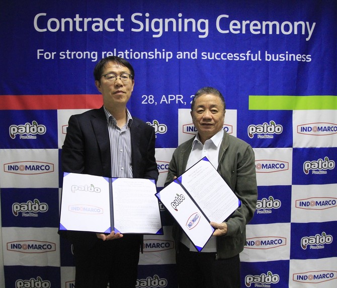 (왼쪽부터) 권성균 팔도 대표이사와 Joedianto Soejonopoetro 인도마르코 대표이사가 업무협약 기념 사진을 촬영하고 있다. ⓒ 팔도