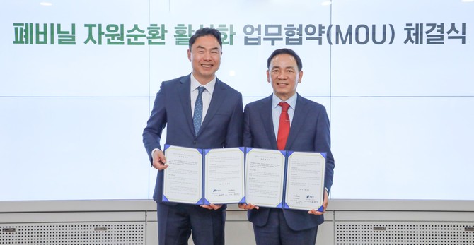 (왼쪽부터) 정지영 현대백화점 사장과 조성명 서울 강남구청장이 업무협약 기념 사진을 촬영하고 있다. ⓒ 현대백화점