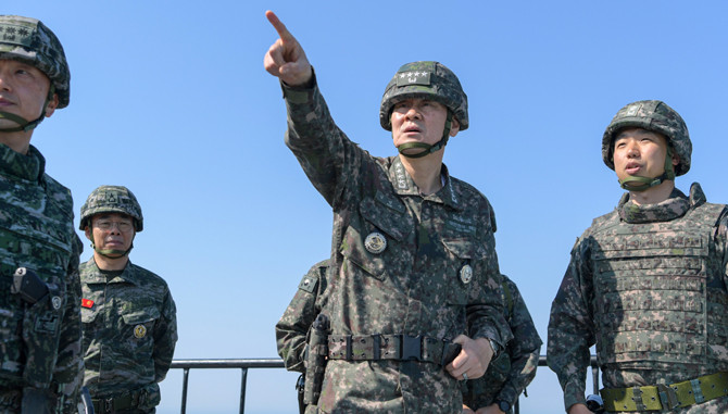 김명수 합참의장이 293해상전탐감시대 진지에서에서 작전현황을 보고받고 있다. ⓒ 국방부